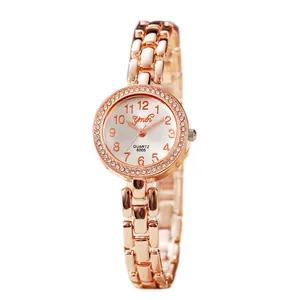 Montre quartz pour femme or rose avec lunette en cristal et chiffres orange