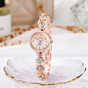 Dettaglio dell'orologio al quarzo oro rosa con cinturino in strass e quadrante bianco tondo