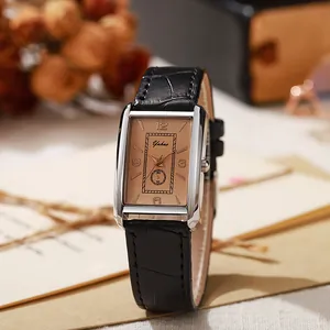 Primer plano de reloj rectangular vintage para mujer con correa de cuero negro estilo retro