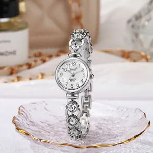 Primo piano dell'elegante orologio al quarzo da donna con cinturino di strass su base