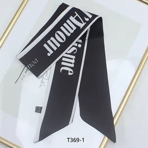 Foulard étroit en soie noire avec lettrage français blanc et bordure contrastée