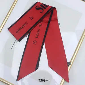 Foulard étroit rouge au design minimaliste avec lettrage pour poignées de sacs à main