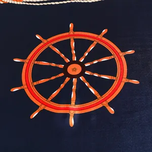 Détail du motif de gouvernail nautique et de corde sur un foulard en soie de 90 cm