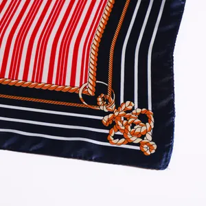 Détail du motif à rayures nautiques et nœud de corde sur le foulard carré en soie marine