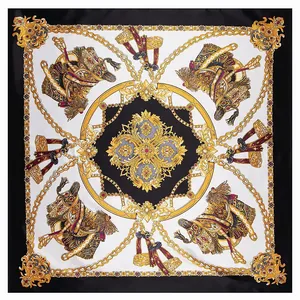 Carré de soie baroque 90cm avec motifs chaînes dorées et fers à cheval sur fond blanc