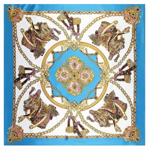 Carré de soie 90cm avec motif de harnais royal et chaînes dorées sur fond bleu éclatant