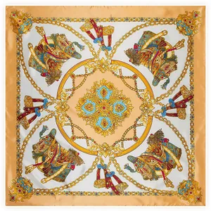 Détails du motif d'un foulard en soie de 90 cm avec chaînes dorées et glands baroques