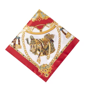 Détail d'un foulard en soie montrant des motifs royaux de chaînes et de glands