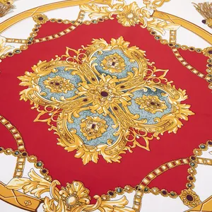 Gros plan détaillé d'un foulard en soie baroque avec chaînes dorées et glands rouges