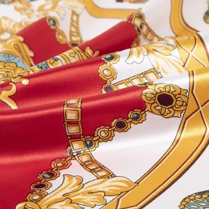 Vue détaillée d'un foulard en satin avec chaînes dorées baroques et motifs de pierres rouges