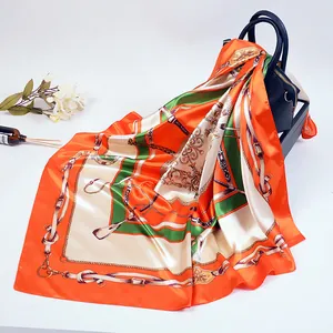 Carré de soie satinée 90cm classique avec motif équestre et chaînes orange et vert