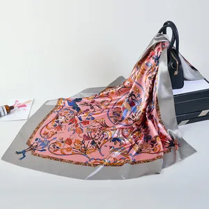 Sciarpa quadrata rosa 90cm effetto seta con stampe floreali e uccelli e bordi in raso