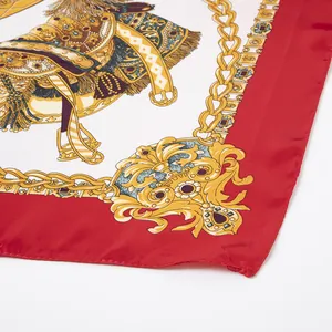 Détail de la couture du foulard en soie aux motifs équestres et bordure rouge