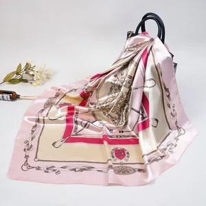 Carré de soie classique 90x90 avec imprimé chaîne nautique sur un sac à main