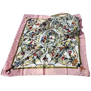 Foulard quadrato in finta seta con bordo rosa e stampe botaniche floreali europee e bacche