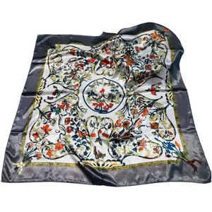 Dettaglio ravvicinato di motivi floreali retrò su un foulard quadrato di 90 cm effetto seta
