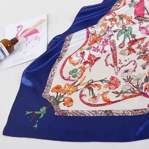 Dettaglio di elegante foulard in seta con stampa floreale e riflessi satinati blu reale