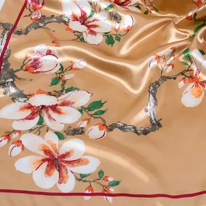 Élégant foulard en soie champagne avec imprimé magnolia et bordure rouge foncé