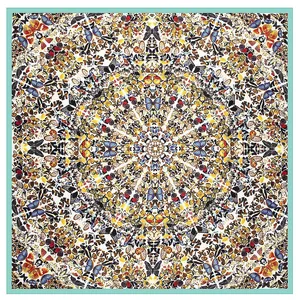 Seidenschal mit buntem Schmetterlings-Kaleidoskop und symmetrischem Mandala-Muster