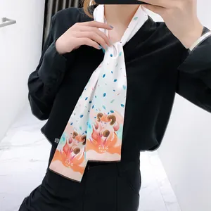 Sciarpa in seta da donna con stampa Ariete e motivi di foglie blu su base bianco crema