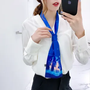 Foulard in seta Cancro blu indossato come cravatta su camicia bianca donna