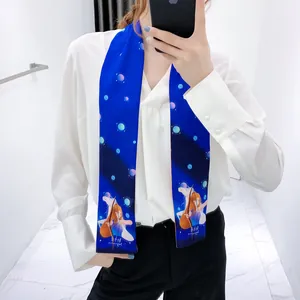 Dettaglio dello foulard Twilly blu navy con segno del Sagittario e illustrazione anime