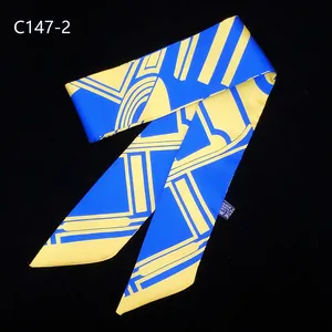 Foulard twilly en soie à rayures bleues et jaunes pour décorer une poignée de sac