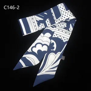 Foulard twilly in seta blu navy e bianco con motivi geometrici, tessuto in poliestere