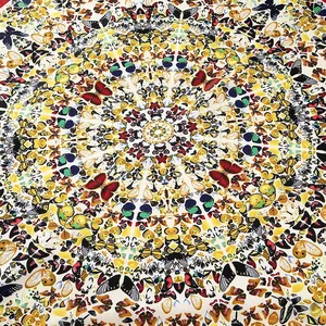 Detailmuster eines Schals mit Schmetterlings-Kaleidoskop-Druck in lebhaften Farben