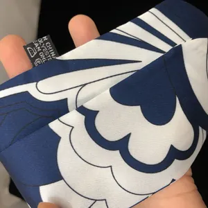 Dettaglio dello scialle twilly blu navy che mostra la trama twill e la stampa geometrica