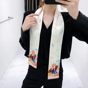 Dettaglio di un foulard Twilly in seta bianco crema con segni zodiacali dei Gemelli