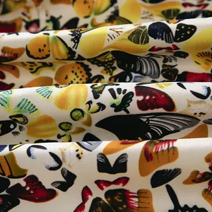 Makroaufnahme bunter Schmetterlingsflügel-Prints auf hochwertigem Twill-Schal