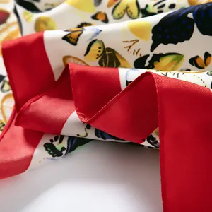 Detailansicht des Schals mit Schmetterlingsdruck, rotem Rand und Seidenglanz-Effekt