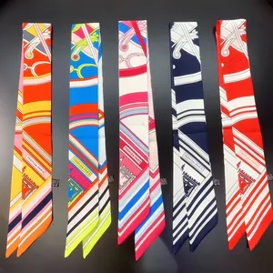 Vue détaillée de foulards twilly géométriques colorés avec étiquettes et motifs équestres