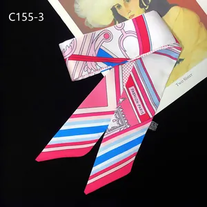 Twilly en soie satinée à rayures géométriques et motifs classiques en rose et bleu élégant