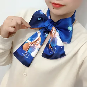 Dettaglio foulard in seta blu navy Sagittario annodato a fiocco su maglione beige
