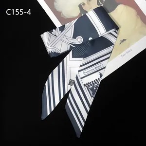 Détail du foulard twilly bleu marine avec rayures, pois et motifs imprimés mode Paris