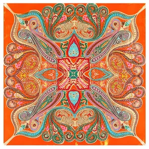 Carré de soie 60cm pour femme avec motifs paisley et cœurs colorés sur fond orange vif
