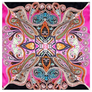 Carré de soie de 60cm avec imprimé paisley et cœur et motif floral symétrique