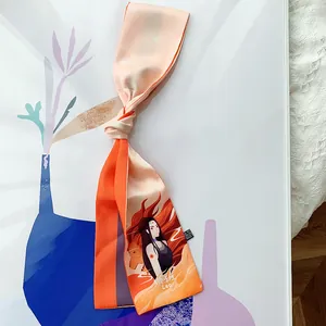 Dettaglio della sciarpa in seta segno Leone con illustrazione e colori arancioni