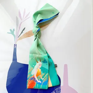 Dettaglio artistico della sciarpa in seta Capricorno con design double-face verde e blu