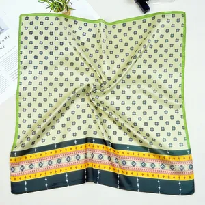 Foulard quadrato in raso di seta verde con motivi floreali e bordi a righe colorate
