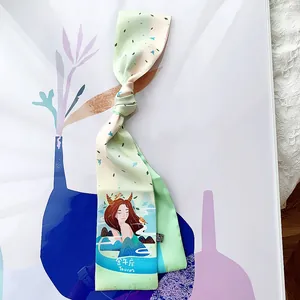 Dettaglio del foulard in seta Toro verde chiaro con motivi di ragazza disegnati a mano