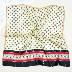 Foulard quadrato in raso di seta con motivo floreale bianco e bordi arancioni a mano