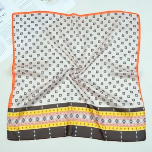 Foulard quadrato in raso 53cm con motivo geometrico beige e bordi arancioni vivaci
