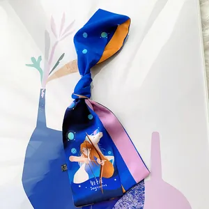 Dettaglio della sciarpa Twilly Sagittario con motivi cielo stellato blu intenso e arancio