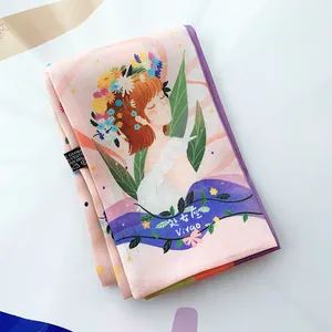 Dettaglio della sciarpa in seta rosa Vergine con trama a saia e illustrazione floreale