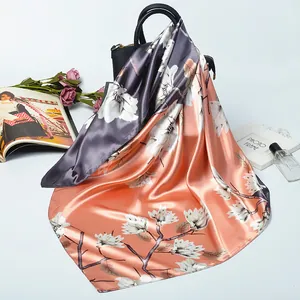 Eleganter 90cm Seidenimitat-Schal mit Magnolien-Print an einer Designer-Handtasche
