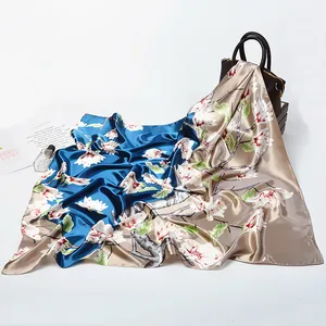 90cm Seiden-Satin-Vierecktuch mit elegantem Magnolien-Print in Marineblau und Gold