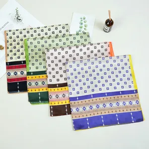 Dettaglio di foulard in raso di seta con motivi geometrici e bordi in stile boho